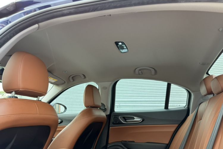 Used Alfa Romeo Giulia 2017 2.0T 200HP Elite Edition Headliner