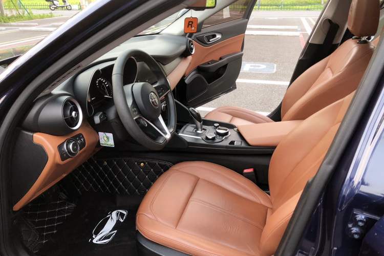 Used Alfa Romeo Giulia 2017 2.0T 200HP Luxury Edition Interior 1