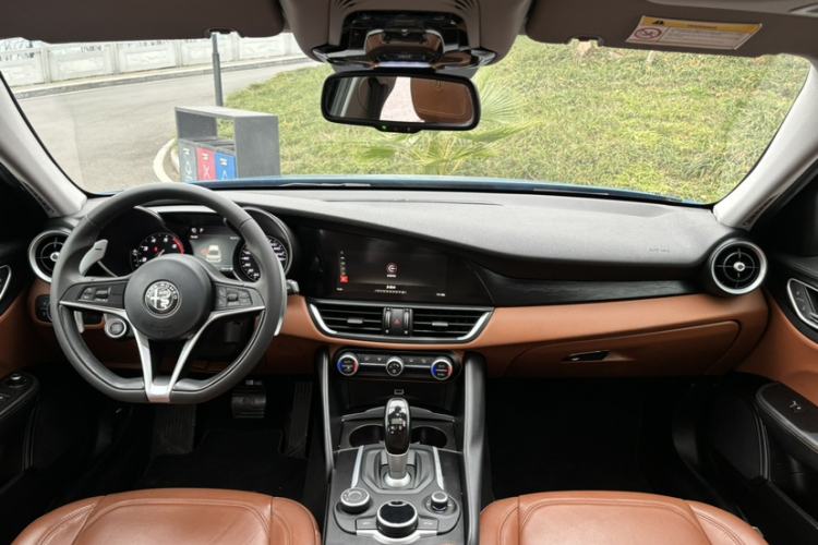 Used Alfa Romeo Giulia 2017 2.0T 280HP Luxury Edition Interior 1
