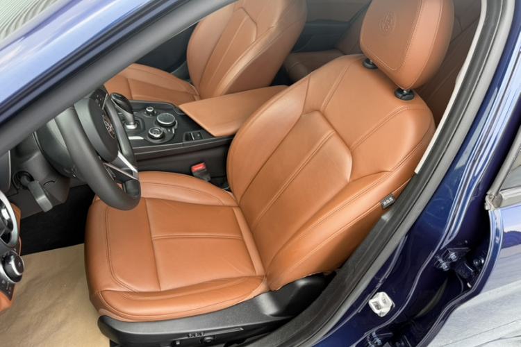 Used Alfa Romeo Giulia 2017 2.0T 200HP Elite Edition Interior 1