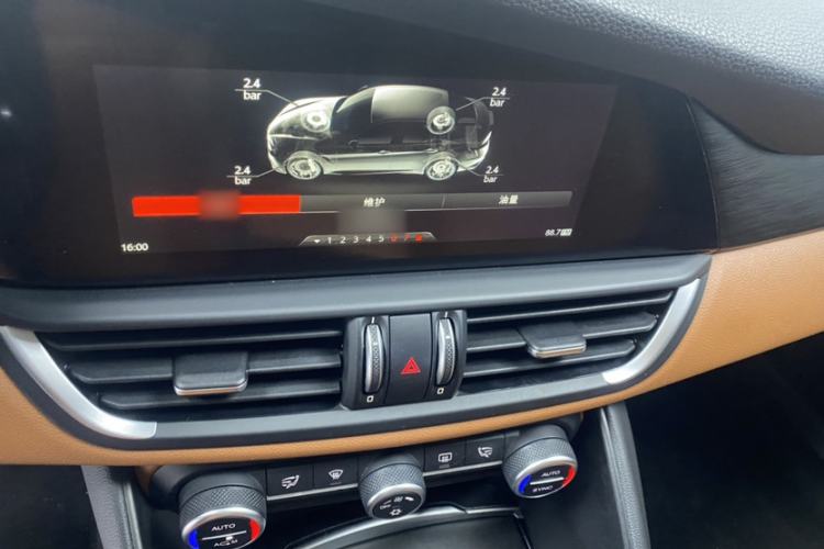 Used Alfa Romeo Giulia 2017 2.0T 280HP Luxury Edition Interior 1