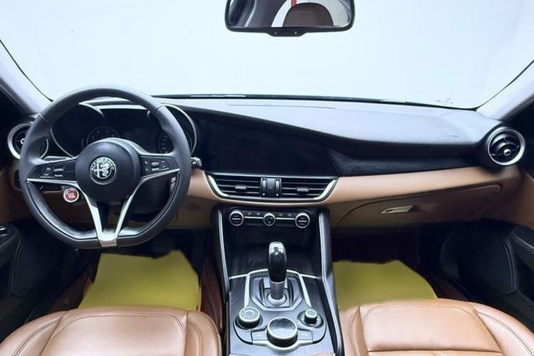 Used Alfa Romeo Giulia 2017 2.0T 200HP Luxury Edition Interior 1