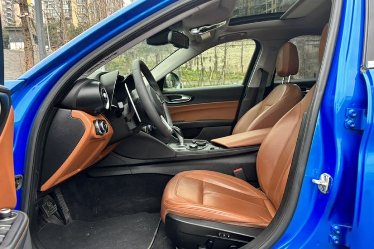 Used Alfa Romeo Giulia 2017 2.0T 280HP Luxury Edition Interior 10