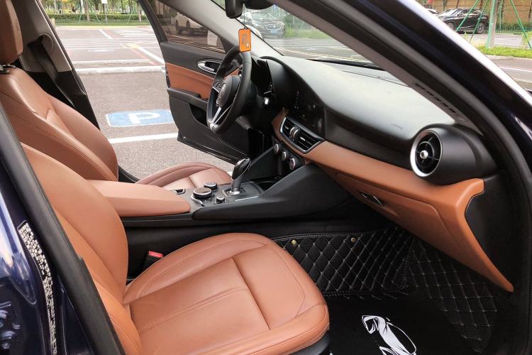 Used Alfa Romeo Giulia 2017 2.0T 200HP Luxury Edition Interior 2