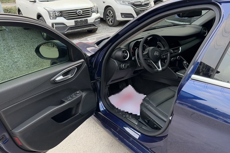 Used Alfa Romeo Giulia 2017 2.0T 280HP Luxury Edition Interior 2