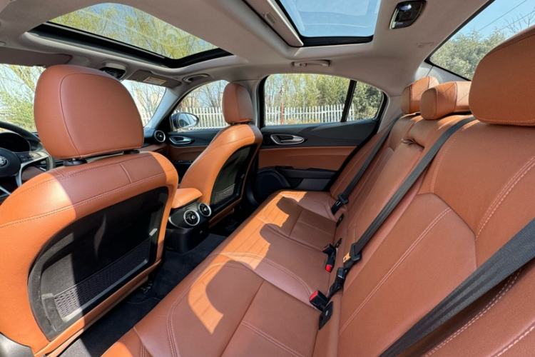 Used Alfa Romeo Giulia 2017 2.0T 200HP Luxury Edition Interior 2