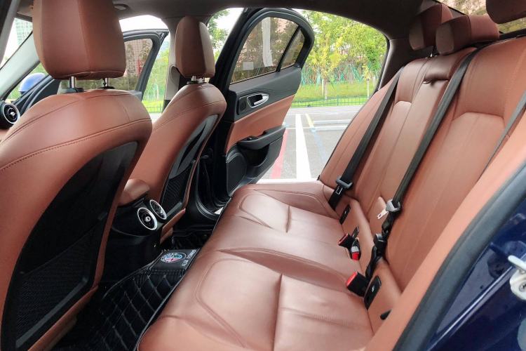 Used Alfa Romeo Giulia 2017 2.0T 200HP Luxury Edition Interior 3