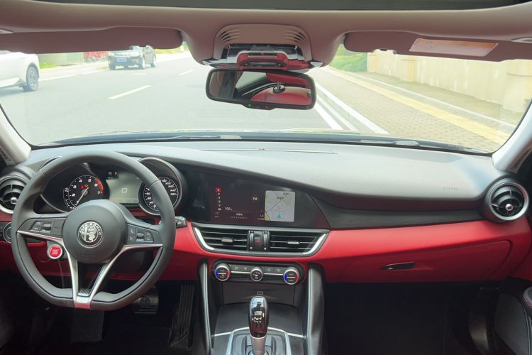 Used Alfa Romeo Giulia 2017 2.0T 200HP Luxury Edition Interior 3