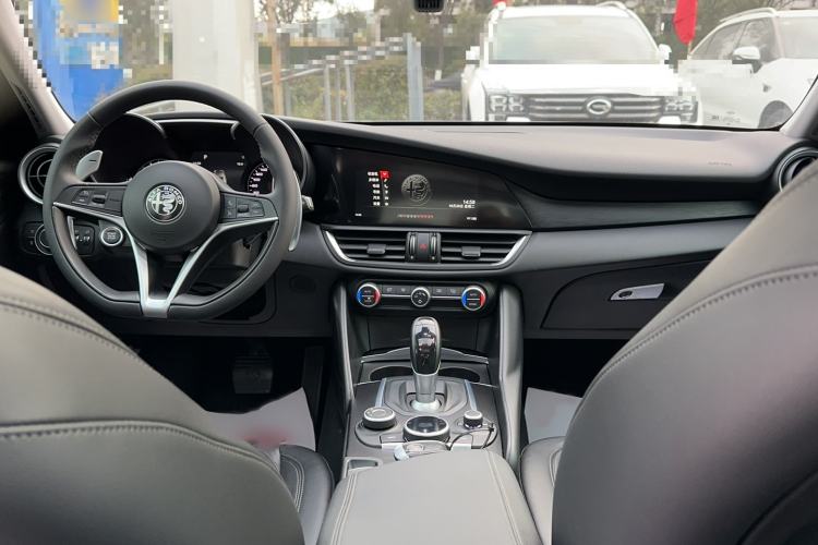 Used Alfa Romeo Giulia 2017 2.0T 280HP Luxury Edition Interior 3