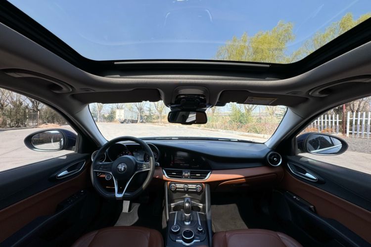 Used Alfa Romeo Giulia 2017 2.0T 200HP Luxury Edition Interior 3