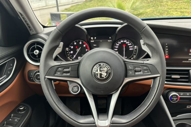 Used Alfa Romeo Giulia 2017 2.0T 280HP Luxury Edition Interior 3