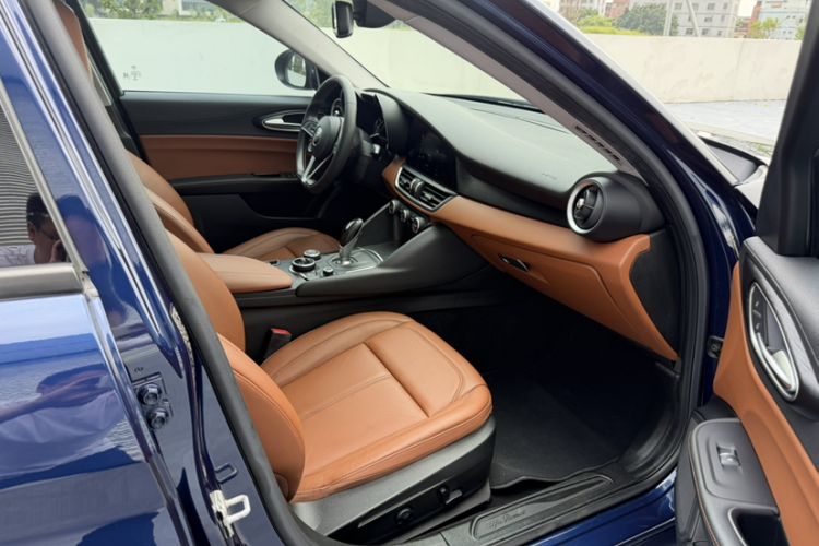 Used Alfa Romeo Giulia 2017 2.0T 200HP Elite Edition Interior 3