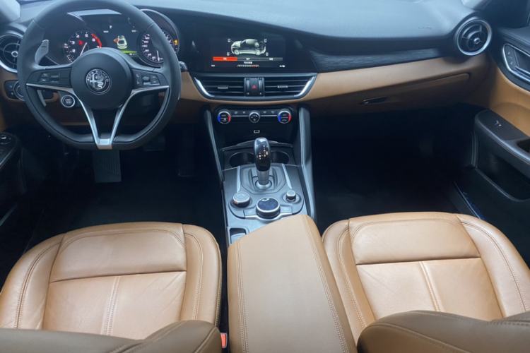Used Alfa Romeo Giulia 2017 2.0T 280HP Luxury Edition Interior 3