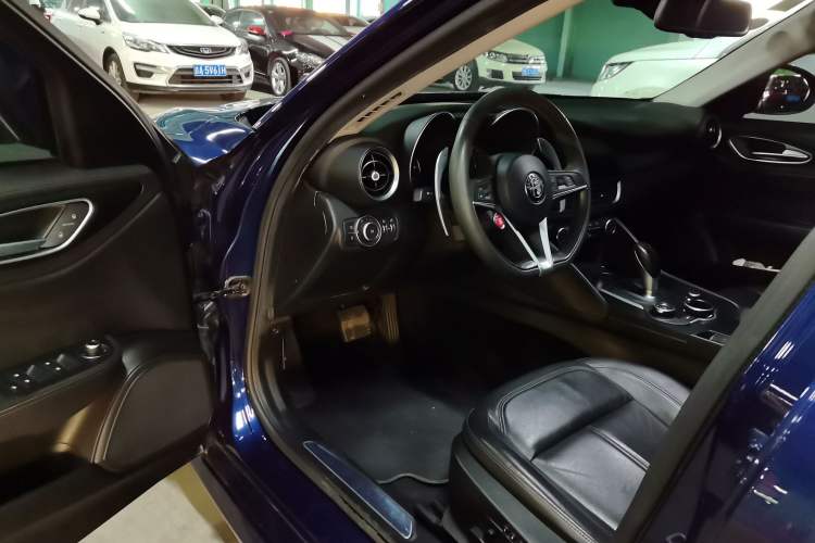 Used Alfa Romeo Giulia 2017 2.0T 280HP Luxury Edition Interior 3