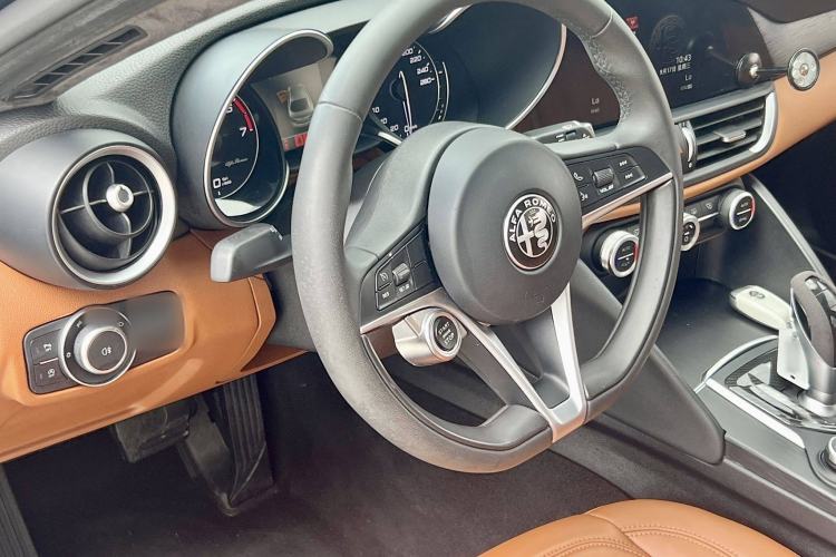 Used Alfa Romeo Giulia 2017 2.0T 200HP Elite Edition Interior 3