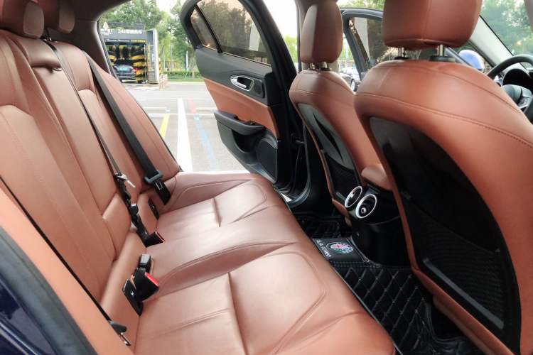 Used Alfa Romeo Giulia 2017 2.0T 200HP Luxury Edition Interior 4