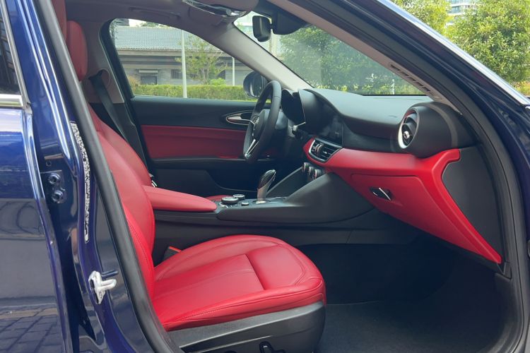 Used Alfa Romeo Giulia 2017 2.0T 200HP Luxury Edition Interior 4