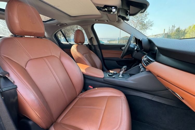 Used Alfa Romeo Giulia 2017 2.0T 200HP Luxury Edition Interior 4