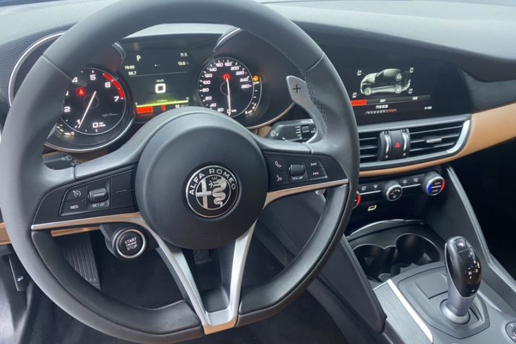 Used Alfa Romeo Giulia 2017 2.0T 280HP Luxury Edition Interior 4