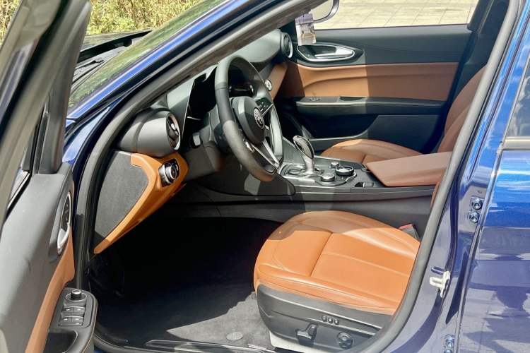 Used Alfa Romeo Giulia 2017 2.0T 200HP Elite Edition Interior 4