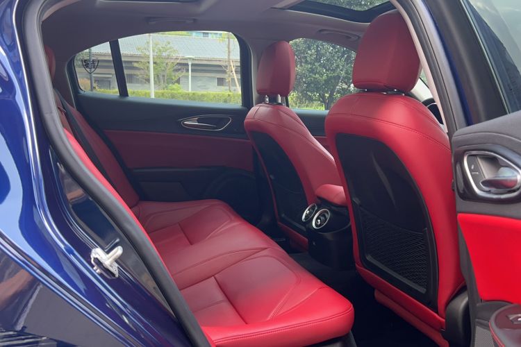 Used Alfa Romeo Giulia 2017 2.0T 200HP Luxury Edition Interior 5