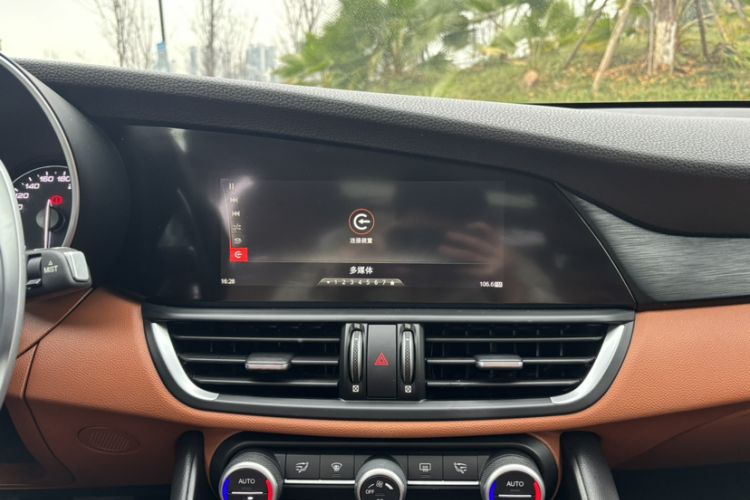 Used Alfa Romeo Giulia 2017 2.0T 280HP Luxury Edition Interior 5