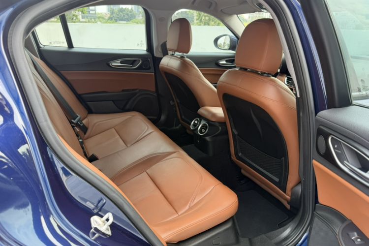 Used Alfa Romeo Giulia 2017 2.0T 200HP Elite Edition Interior 5