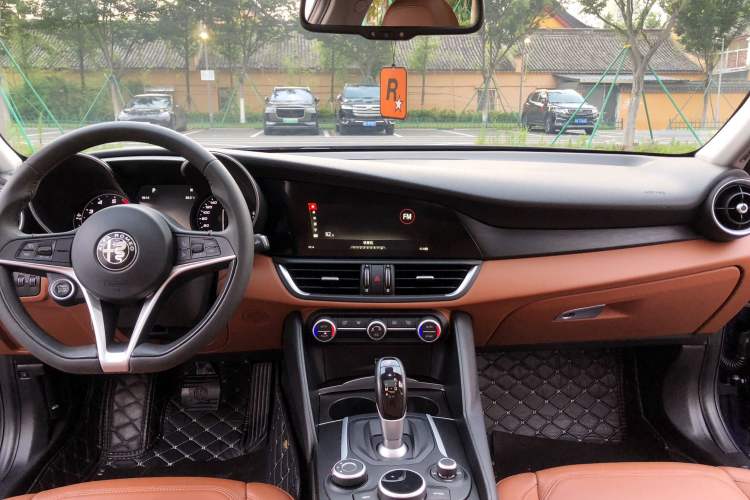 Used Alfa Romeo Giulia 2017 2.0T 200HP Luxury Edition Interior 6