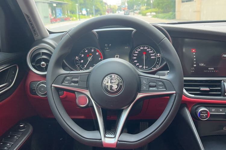 Used Alfa Romeo Giulia 2017 2.0T 200HP Luxury Edition Interior 6