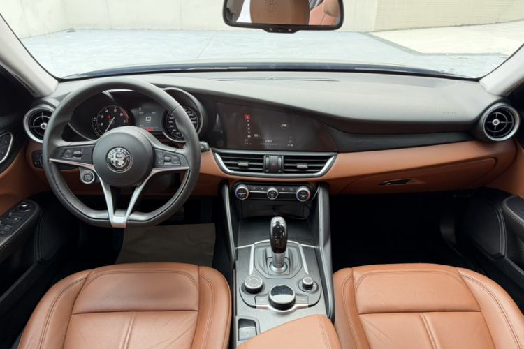 Used Alfa Romeo Giulia 2017 2.0T 200HP Elite Edition Interior 6