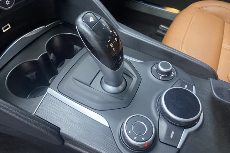 Used Alfa Romeo Giulia 2017 2.0T 280HP Luxury Edition Interior 6