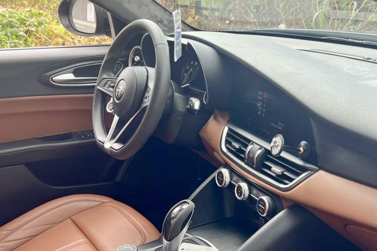 Used Alfa Romeo Giulia 2017 2.0T 200HP Elite Edition Interior 6