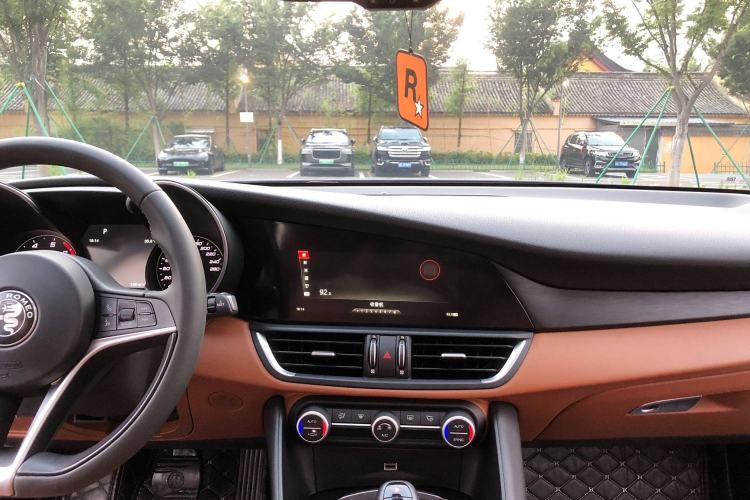 Used Alfa Romeo Giulia 2017 2.0T 200HP Luxury Edition Interior 7