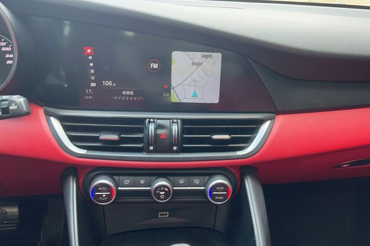 Used Alfa Romeo Giulia 2017 2.0T 200HP Luxury Edition Interior 7