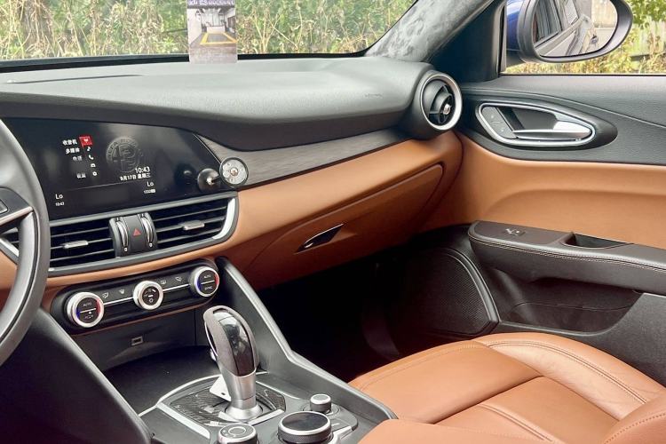 Used Alfa Romeo Giulia 2017 2.0T 200HP Elite Edition Interior 7