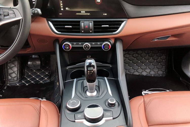 Used Alfa Romeo Giulia 2017 2.0T 200HP Luxury Edition Interior 8
