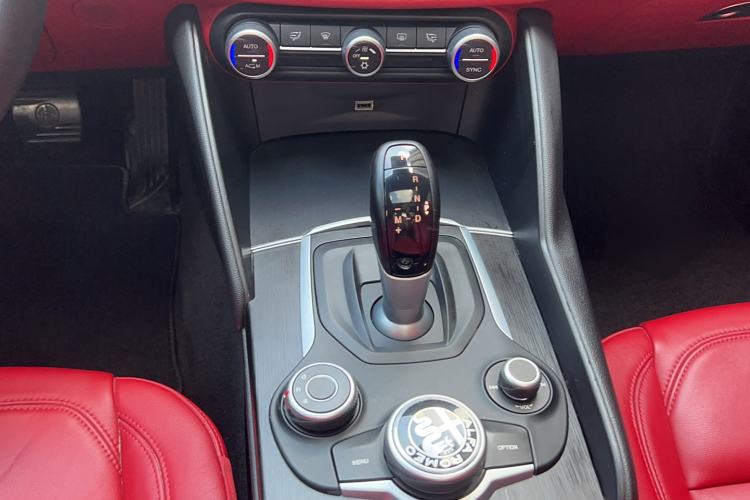 Used Alfa Romeo Giulia 2017 2.0T 200HP Luxury Edition Interior 8