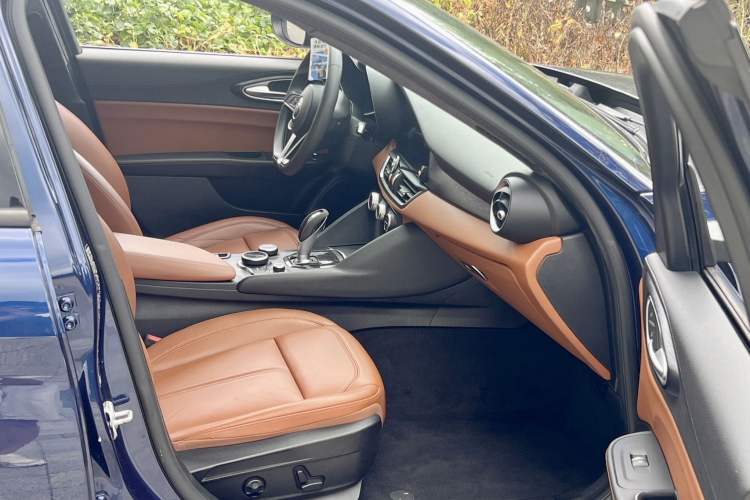 Used Alfa Romeo Giulia 2017 2.0T 200HP Elite Edition Interior 8