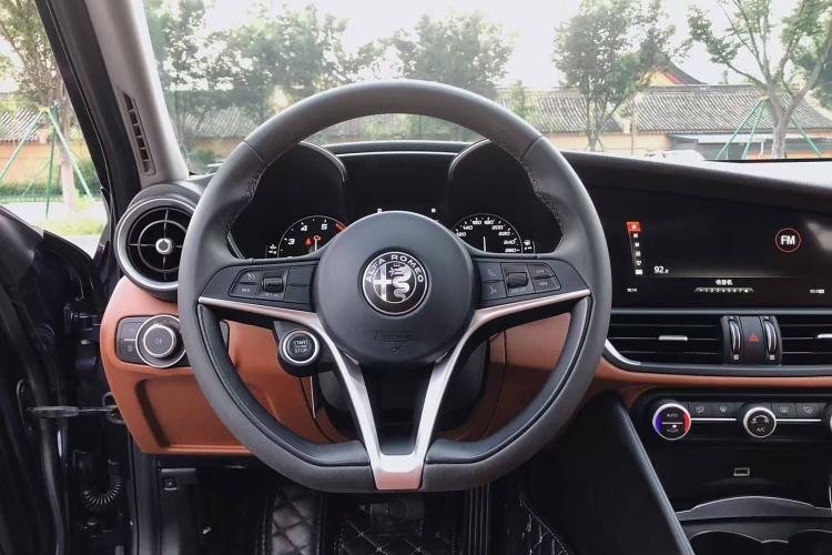 Used Alfa Romeo Giulia 2017 2.0T 200HP Luxury Edition Interior 9