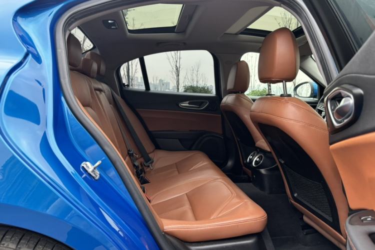 Used Alfa Romeo Giulia 2017 2.0T 280HP Luxury Edition Interior 9