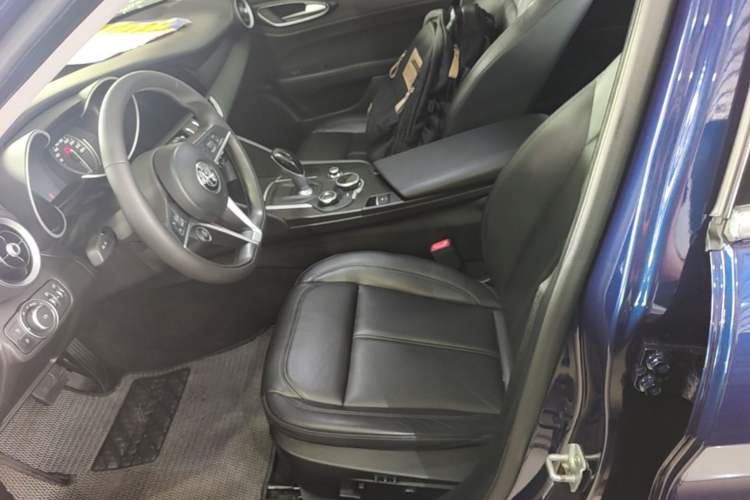 Used Alfa Romeo Giulia 2017 2.0T 200HP Luxury Edition Left Front Seat