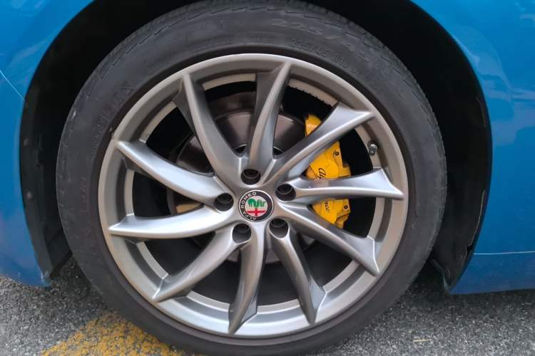 Used Alfa Romeo Giulia 2017 2.0T 200HP Luxury Edition Left Front Wheel Hub