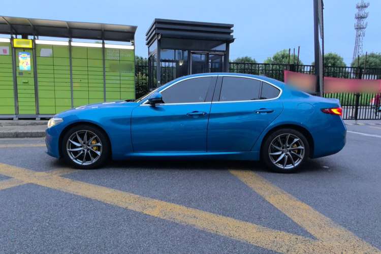 Used Alfa Romeo Giulia 2017 2.0T 200HP Luxury Edition Left Side