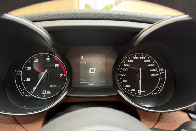 Used Alfa Romeo Giulia 2017 2.0T 200HP Elite Edition Odometer Close Up