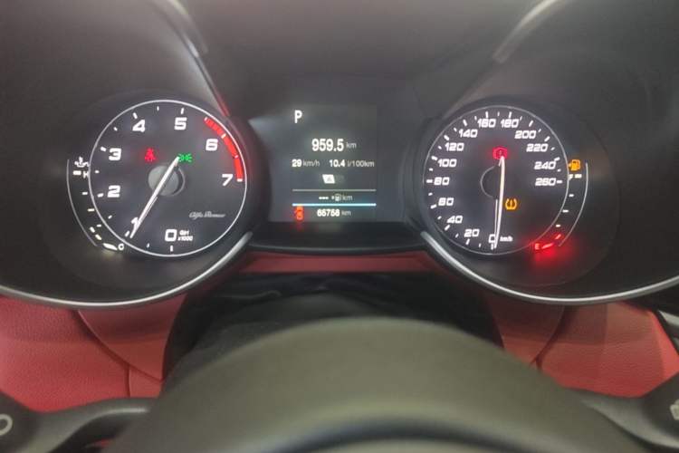 Used Alfa Romeo Giulia 2017 2.0T 200HP Elite Edition Odometer Close Up