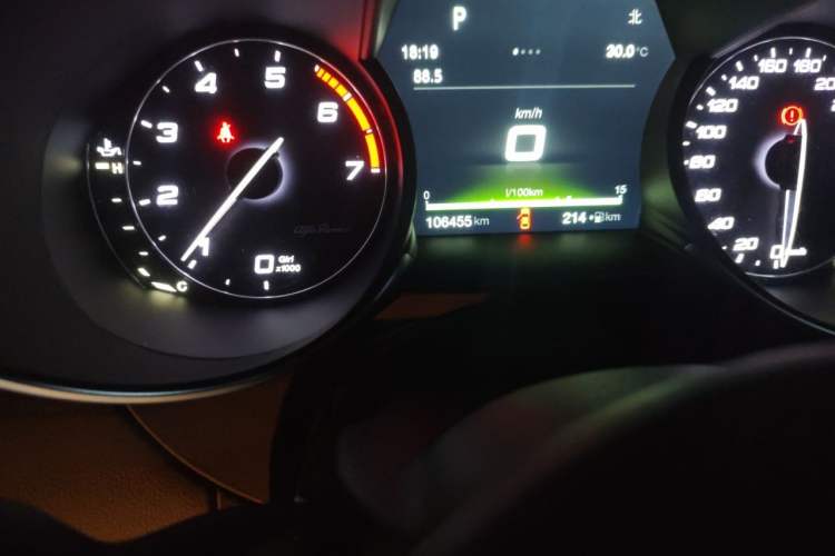 Used Alfa Romeo Giulia 2017 2.0T 280HP Luxury Edition Odometer Close Up