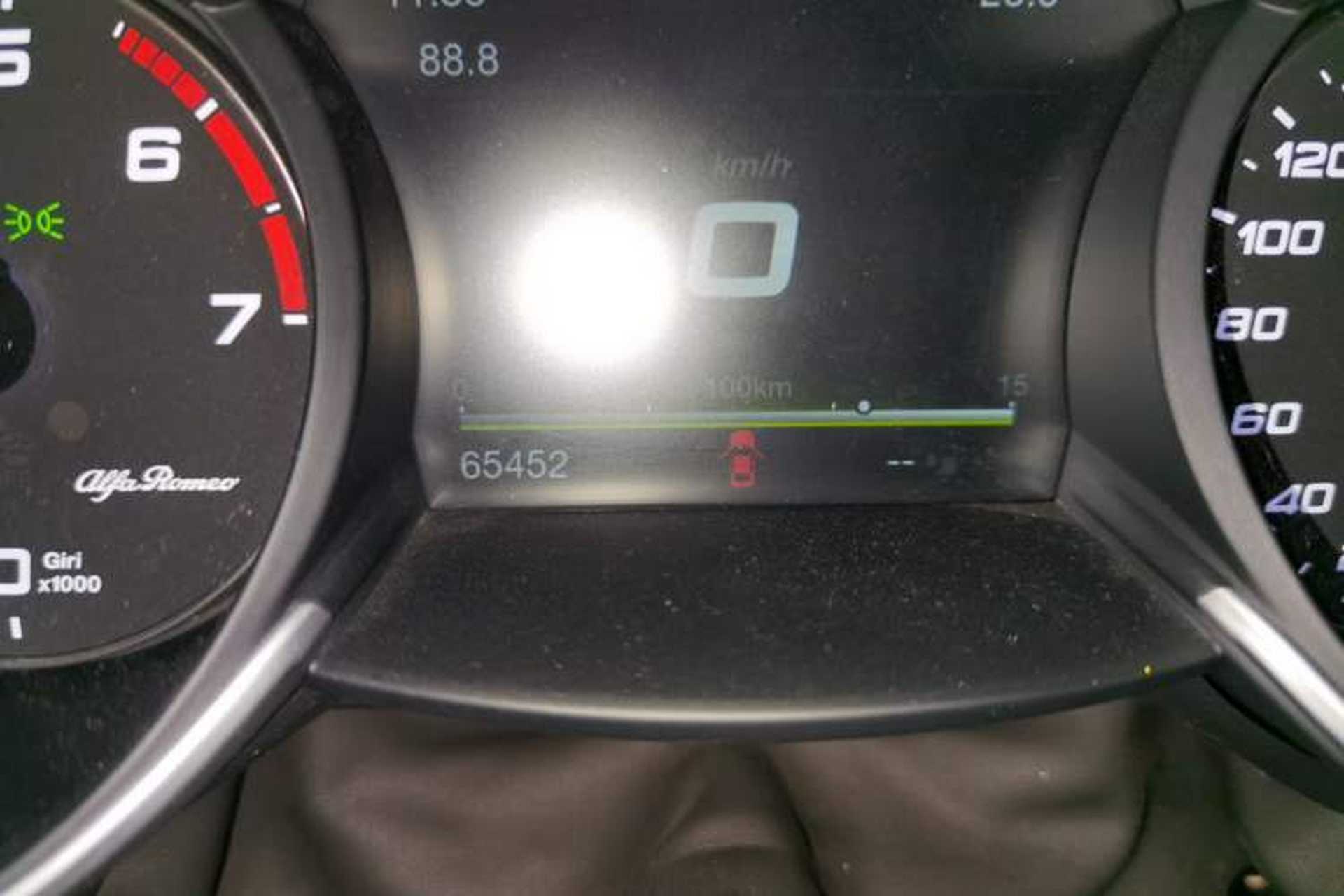 Used Alfa Romeo Giulia 2017 2.0T 200HP Luxury Edition Odometer Close Up
