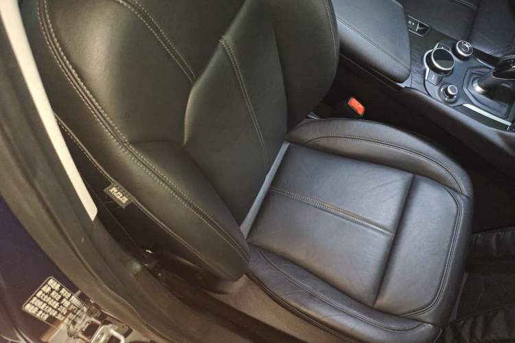 Used Alfa Romeo Giulia 2017 2.0T 280HP Luxury Edition Right Front Seat