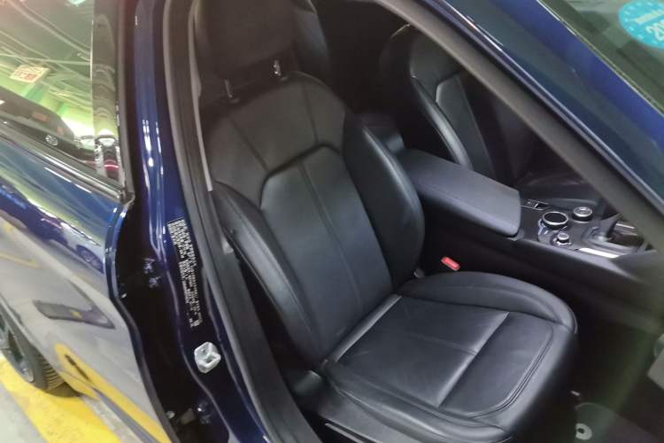 Used Alfa Romeo Giulia 2017 2.0T 280HP Luxury Edition Right Front Seat
