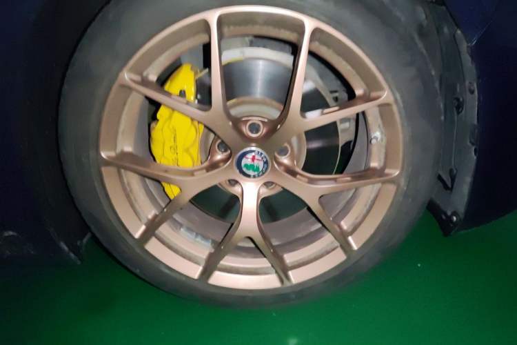 Used Alfa Romeo Giulia 2017 2.0T 280HP Luxury Edition Right Front Wheel Hub